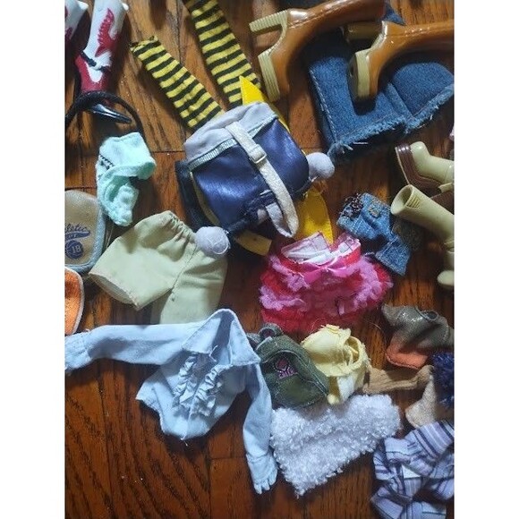 Vintage HUGE BRATZ LOT 30 Nude Dolls  Clothes Shoes - Picture 8 of 16